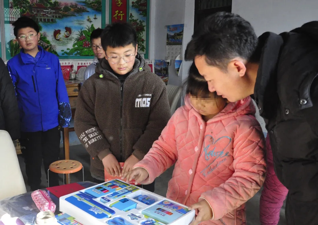 用画笔为生命填满色彩——“大爱万象城平台,万象城(中国)一站式服务平台 学子同行”第十二站